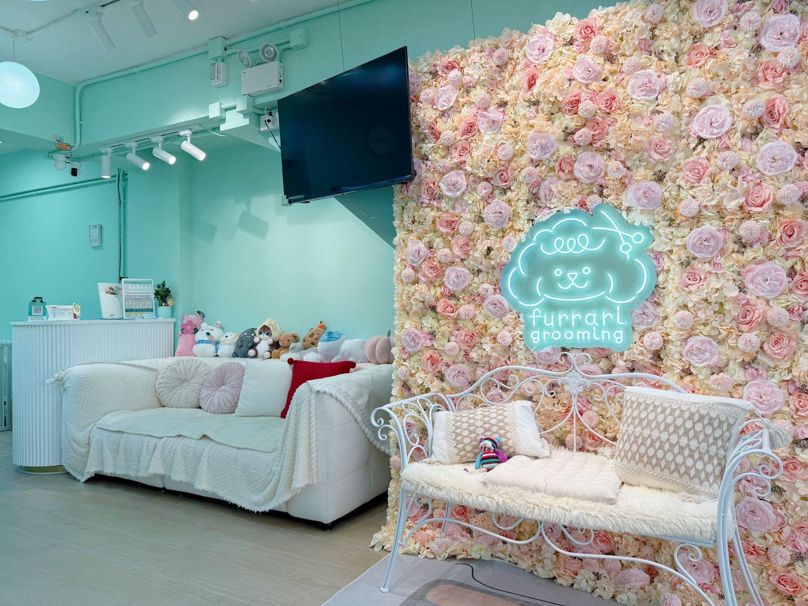 Furrari 西營盤店內 Tiffany 色花牆與暖白燈
